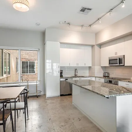 Upscale Condos And Penthouses Close To Canal And Bourbon St New Orleans Exterior photo